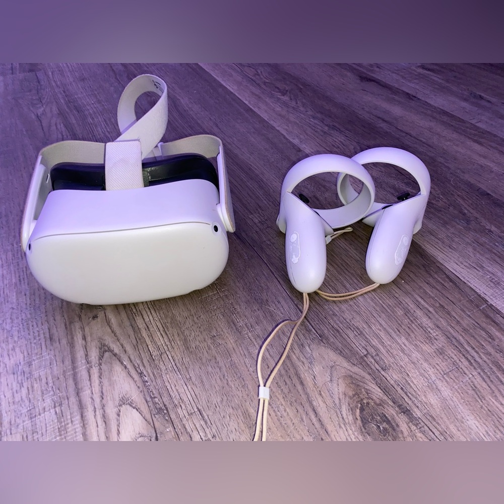 Oculus Quest 2 White VR Headset with Touch Controllers